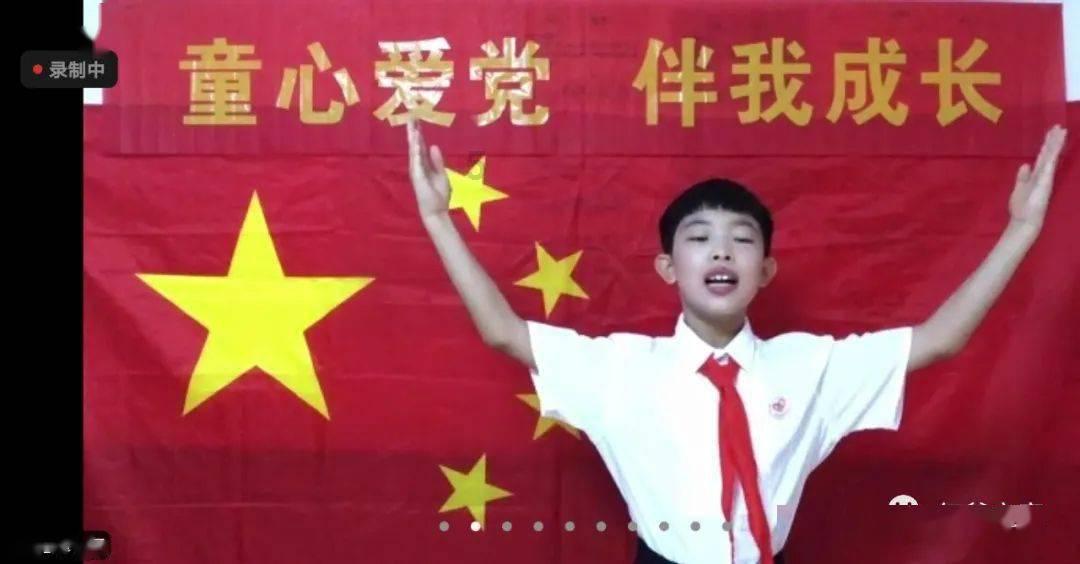 金莎发自拍照，并且配文：第一次露营过夜，醒来就像村口的傻子